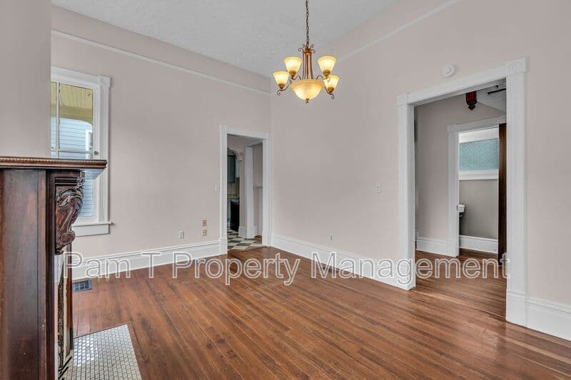 Savannah House: 201 W 37th St