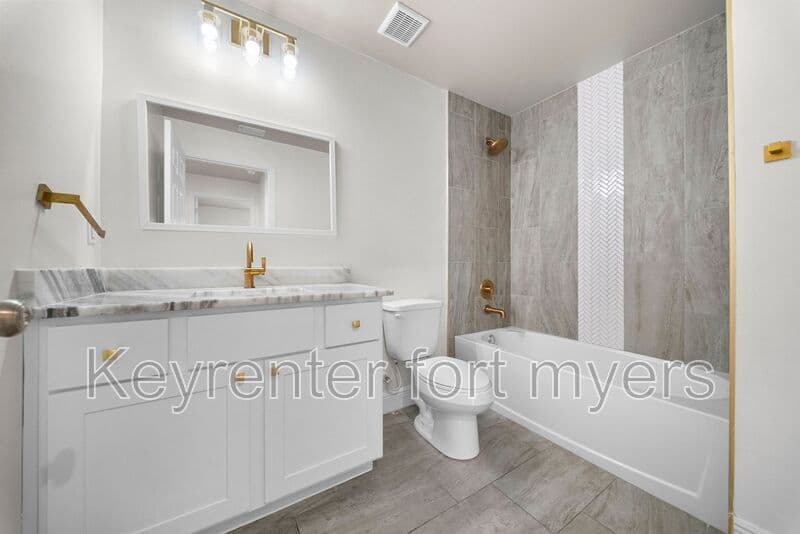 Fort Myers House: 2405 MAPLE AVE
