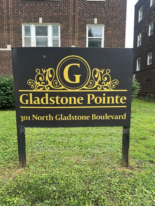 Kansas City House: 305-307 N Gladstone Blvd