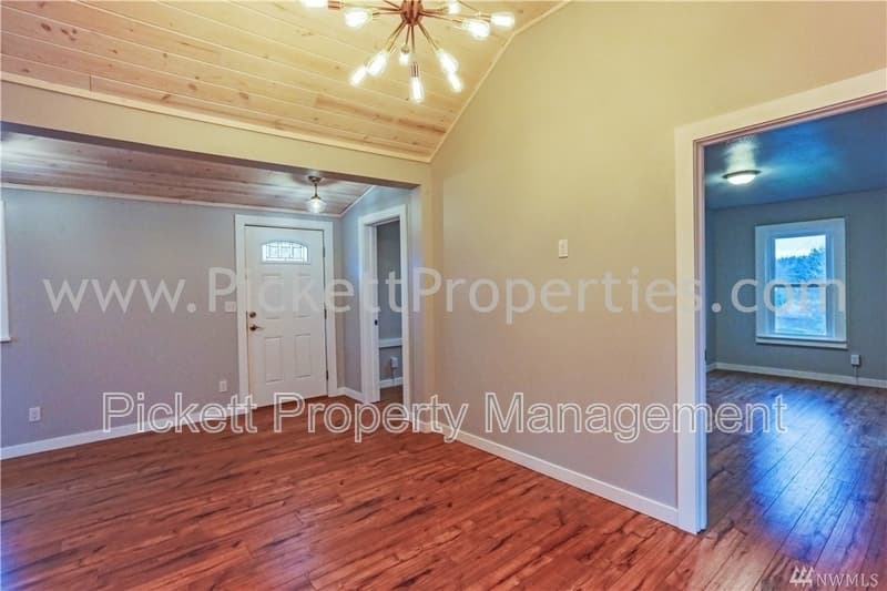 Bremerton House: 1120 Cogean Ave
