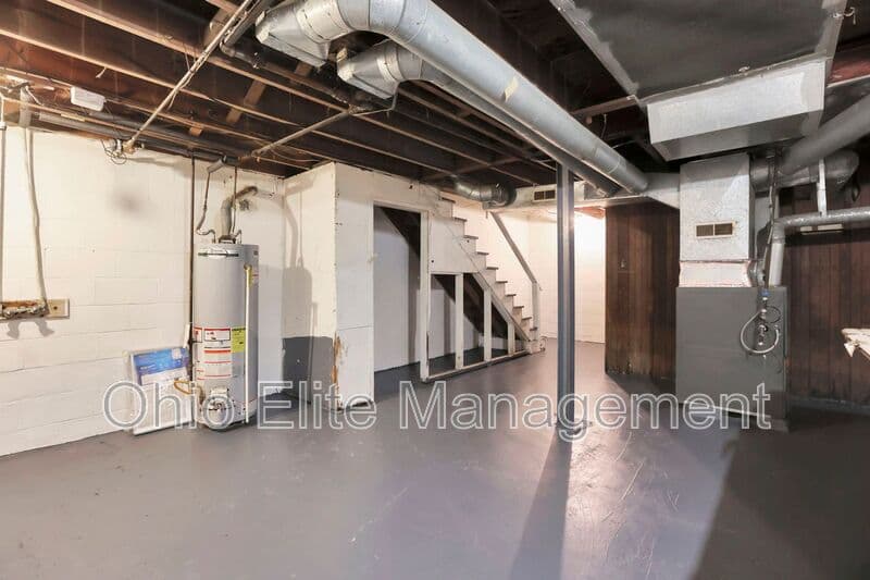Columbus House: 53 S Burgess Ave