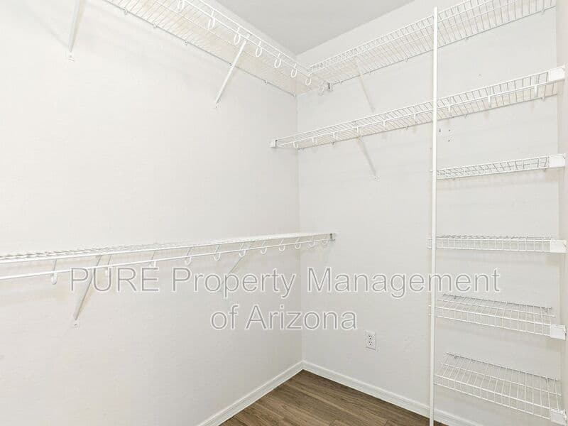 Avondale House: 11380 W Mohave St