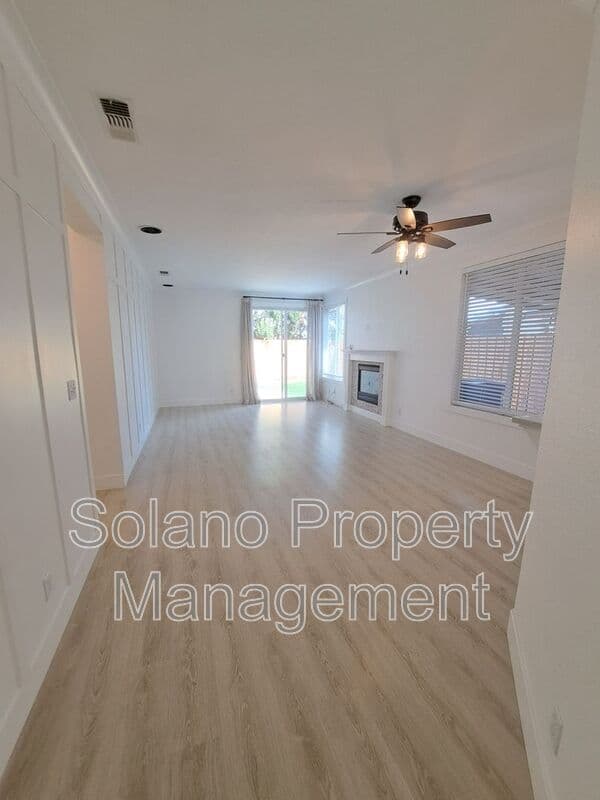 Vacaville House: 472 Somerville Circle