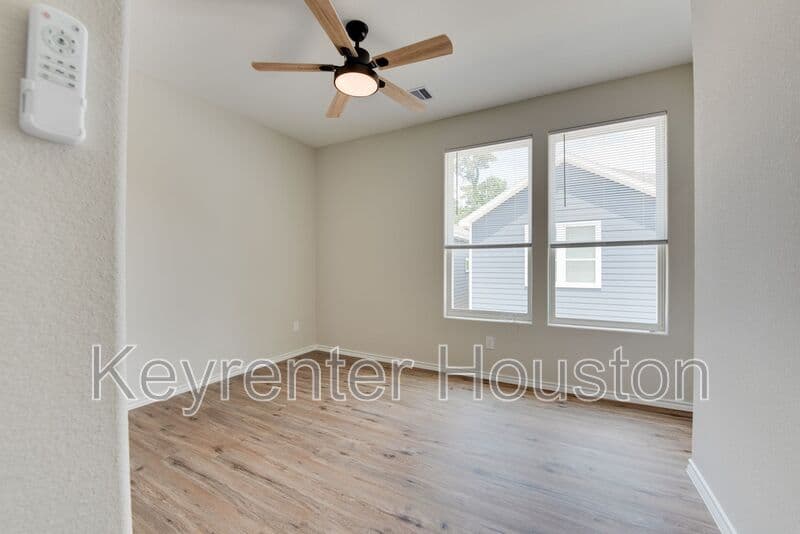 Houston House: 8203 Woodlyn Rd