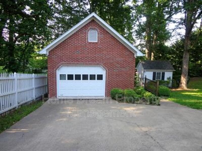 Fredericksburg House: 842 Spring Valley Dr A1