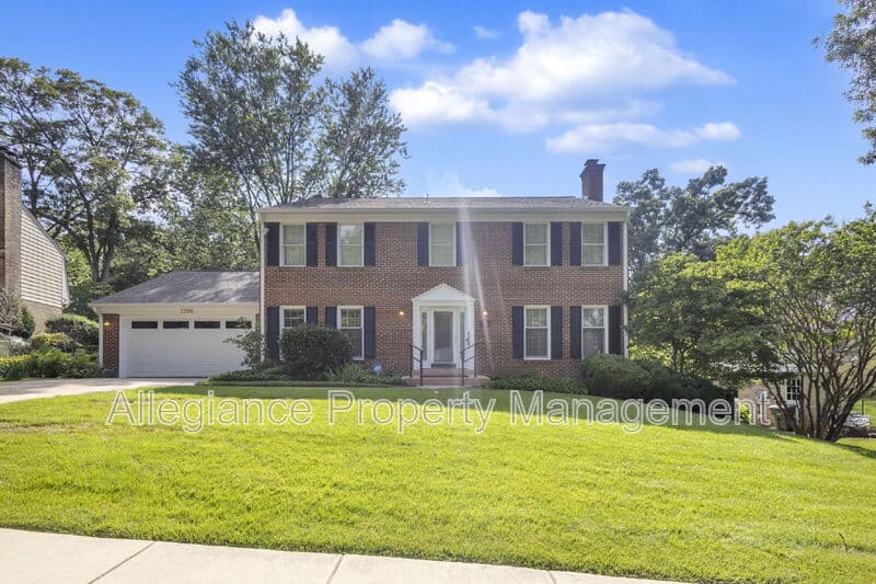 Alexandria House: 2206 Fort Ward Pl