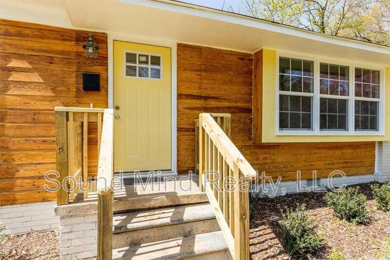 Raleigh House: 418 Lamont Street