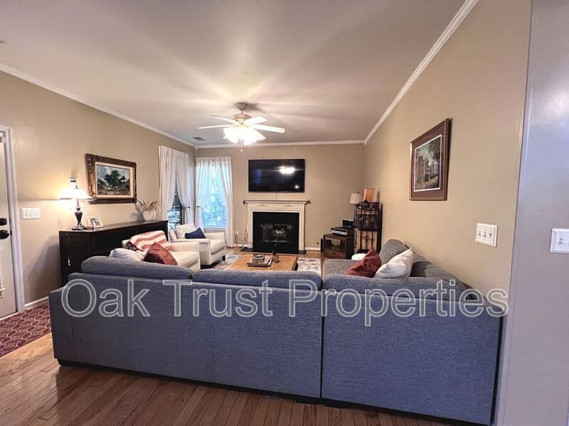 North Charleston House: 8675 Spring Chapel Ln