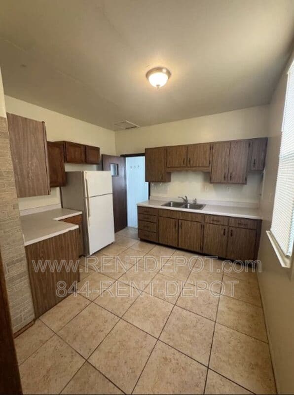 Evansville House: 1731 S Kerth Ave