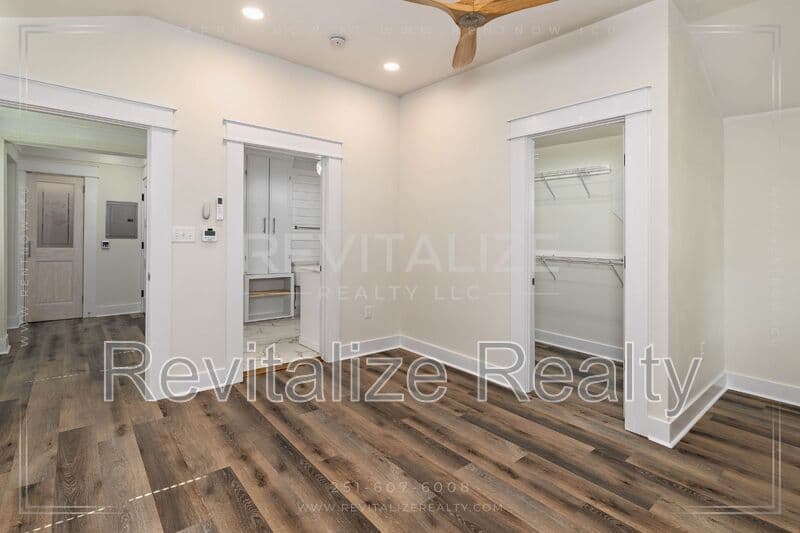 Mobile House: 80 Hathaway Rd N