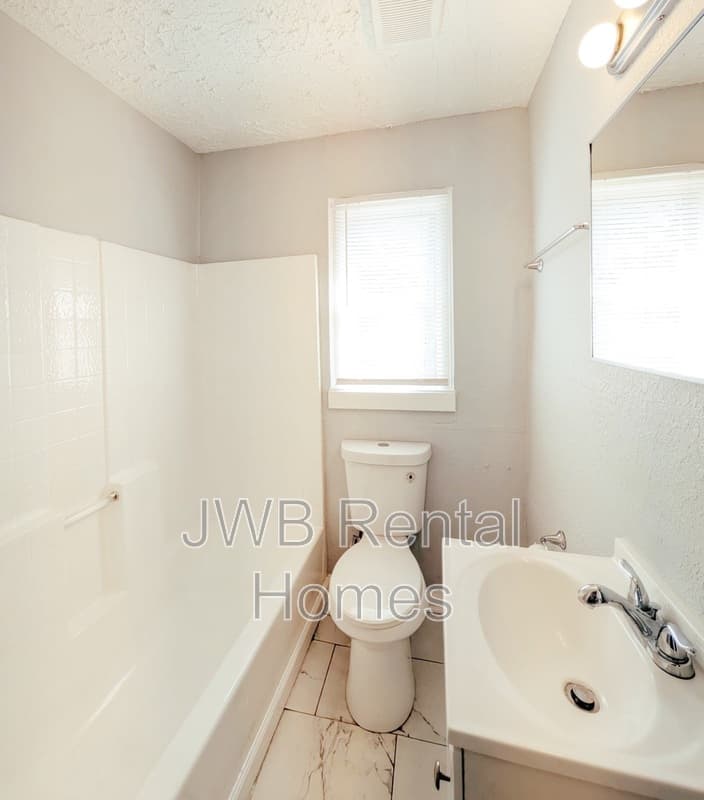 Jacksonville House: 7114 Bloxham Ave