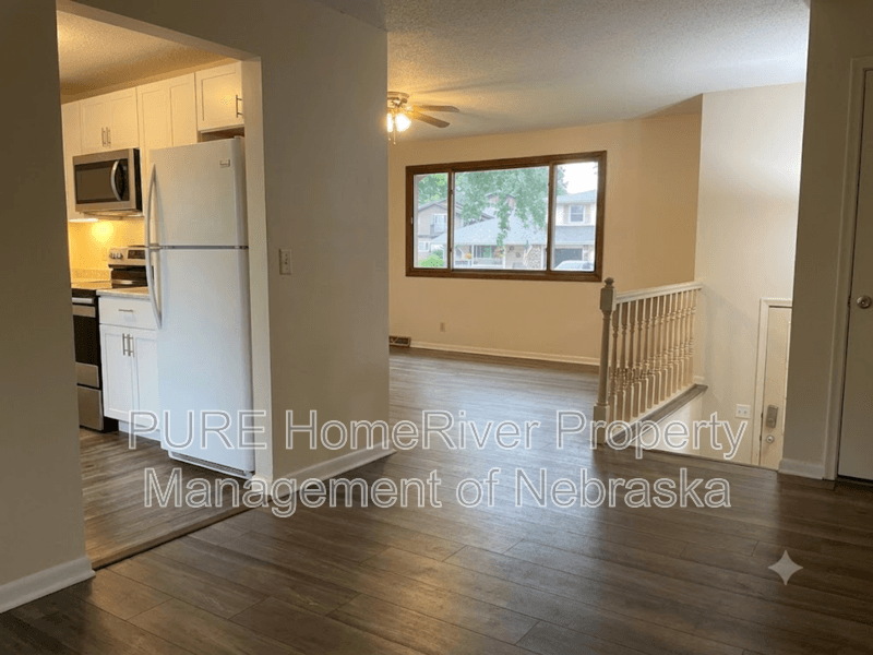 Omaha House: 15229 Y St