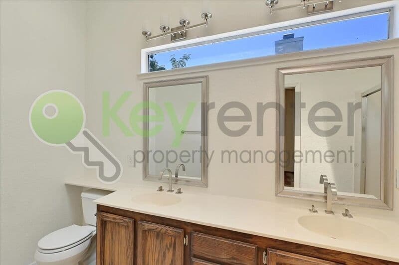 Sacramento House: 8428 Cassatt Way