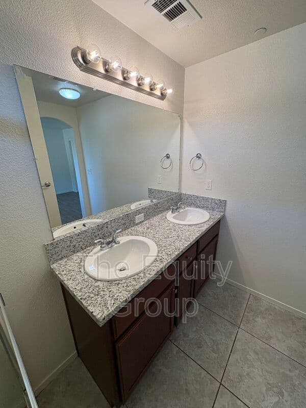 Tulare House: 2314 Cape Canyon Avenue