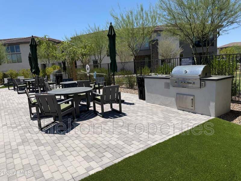 Phoenix Townhome: 2121 W Sonoran Desert Dr, Unit 124