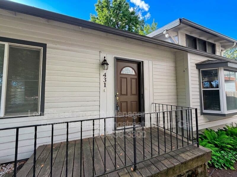 Keizer House: 431 Chemawa Rd N