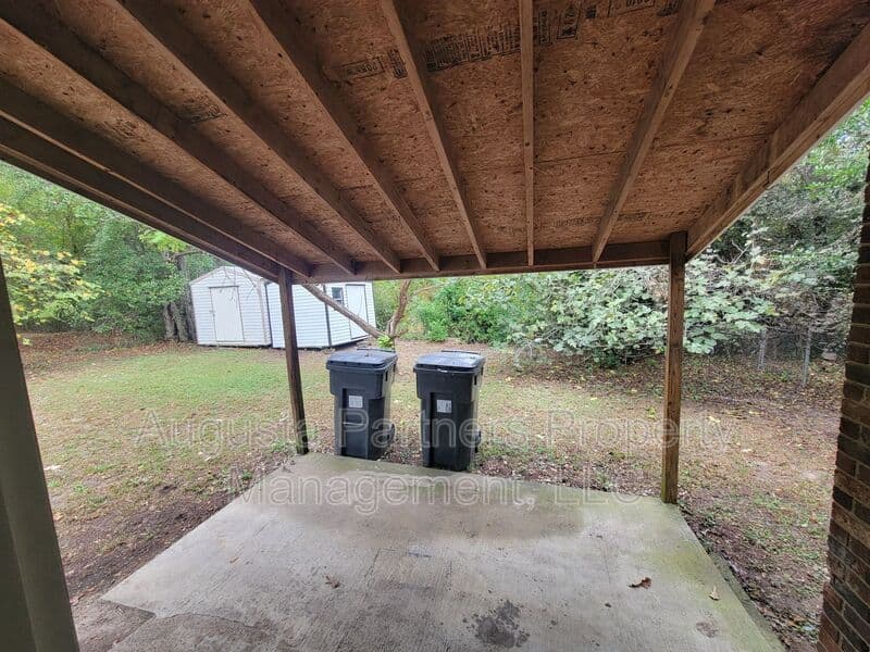 Augusta House: 323 Pineview Drive