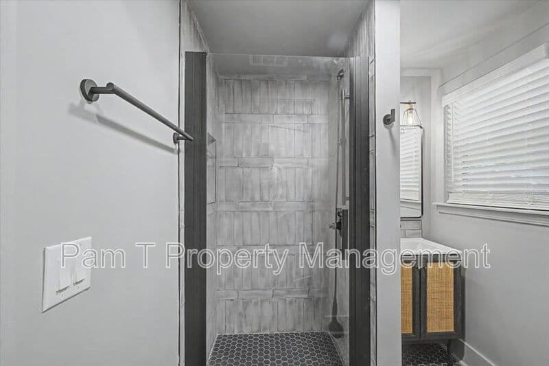 Savannah Condo: 638 E 37th St