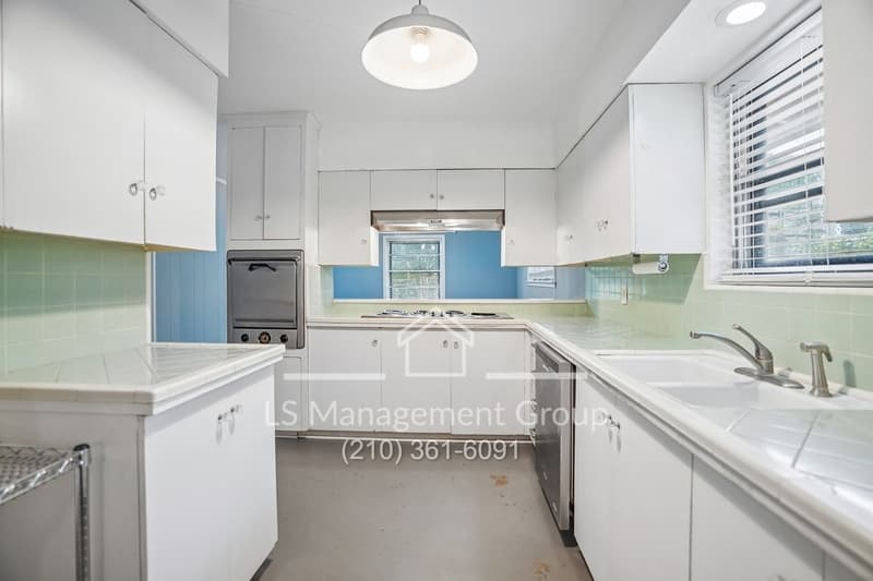 San Antonio House: 106 Springwood Drive