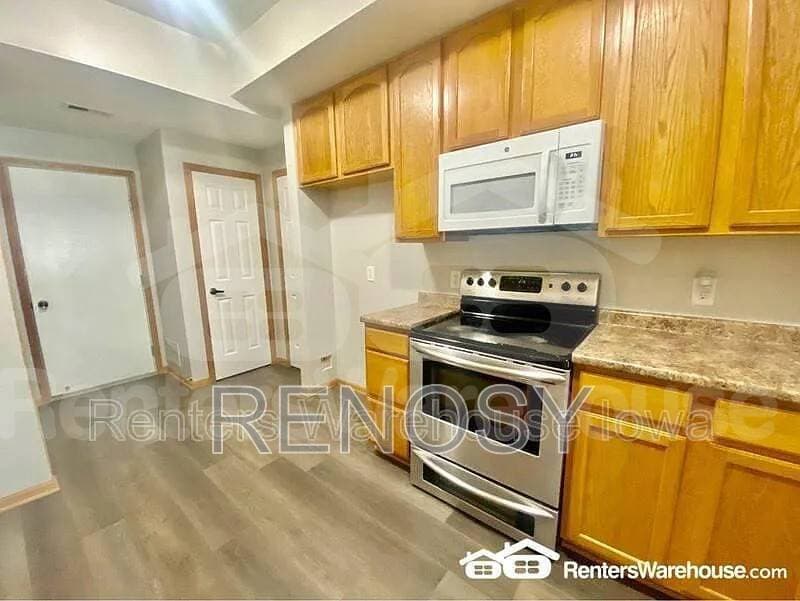 Ankeny House: 1143 ne 8th lane