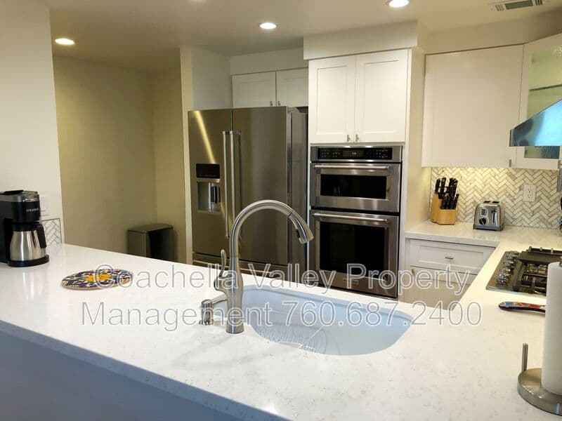 Palm Springs House: 999 Village Square South