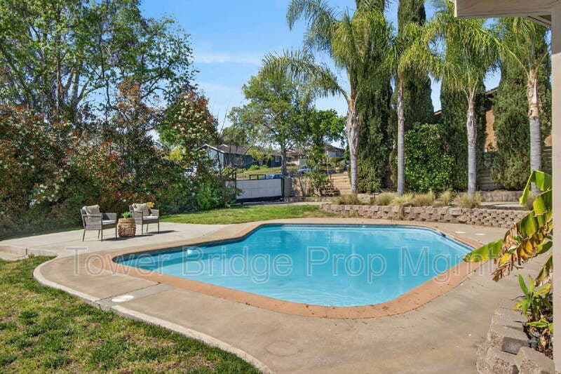 Fair Oaks House: 3937 Orangewood Dr