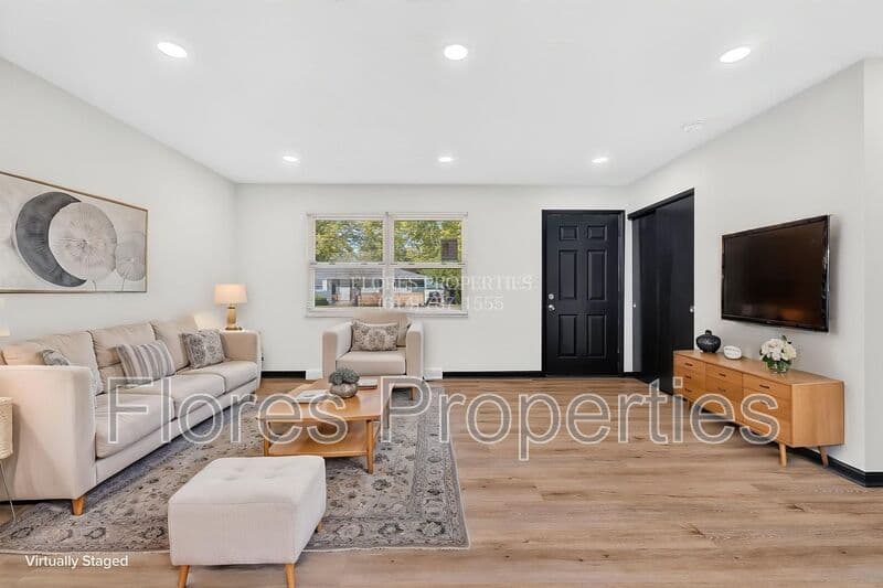 Columbus House: 6406 Faircrest Rd