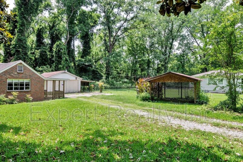 Bessemer House: 216 Meadowood Ave