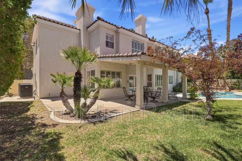 Henderson House: 1888 Woodhaven Dr