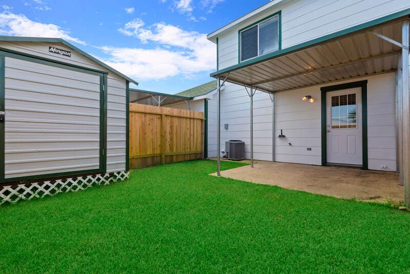 Dickinson Townhome: 2102 St Lucia Calle