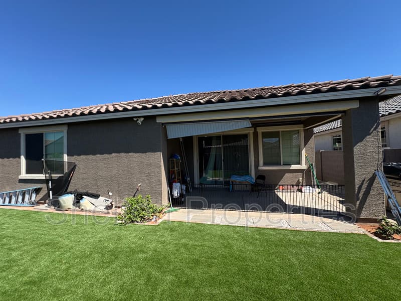 Avondale House: 10213 W Fairmount Ave