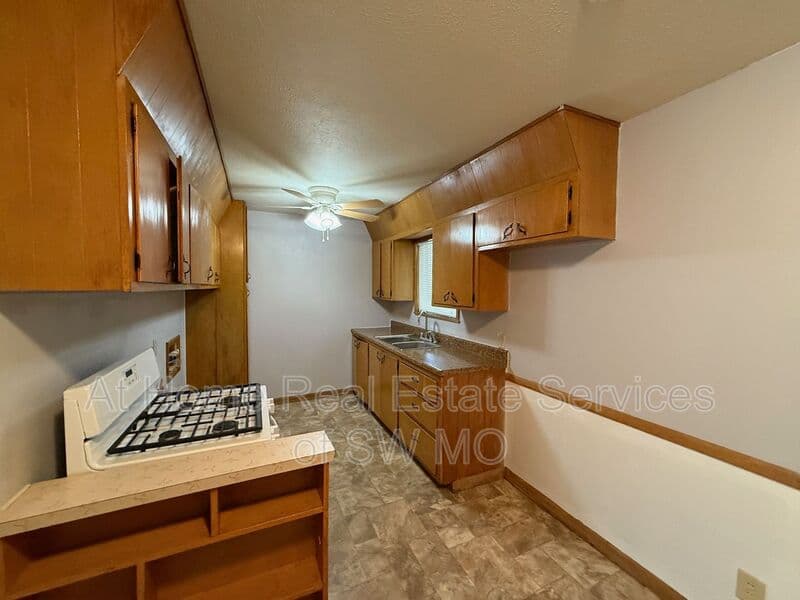 Springfield House: 711 N Forest Ave
