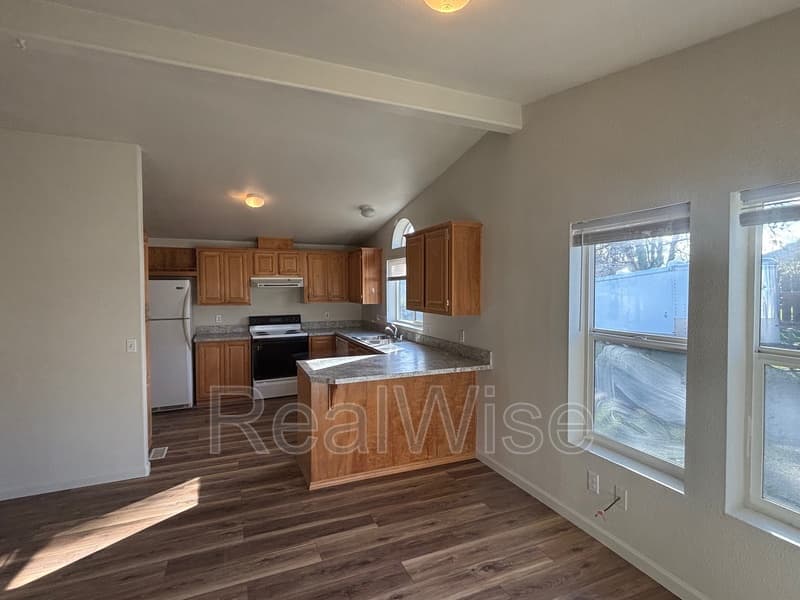 Winston House: 120 Woodland Dr