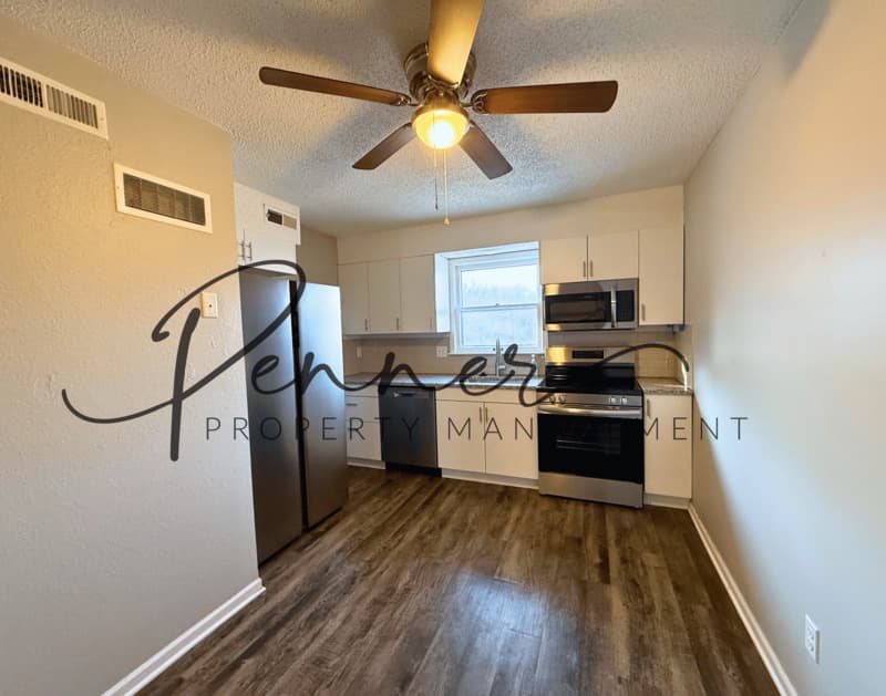 LEES SUMMIT House: 711-C NE BARNES DR
