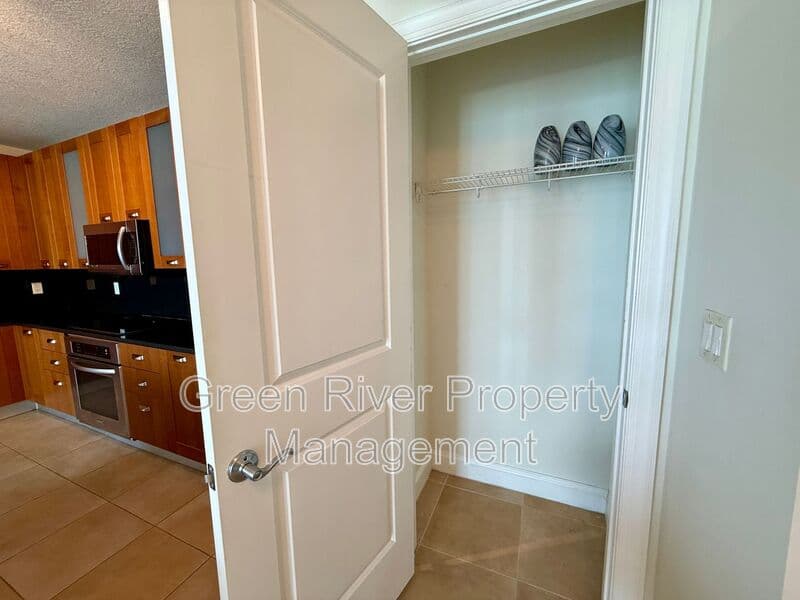 Jacksonville House: 1431 Riverplace Boulevard
