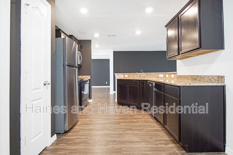 Dundee House: 1503 Swan Lake Cir