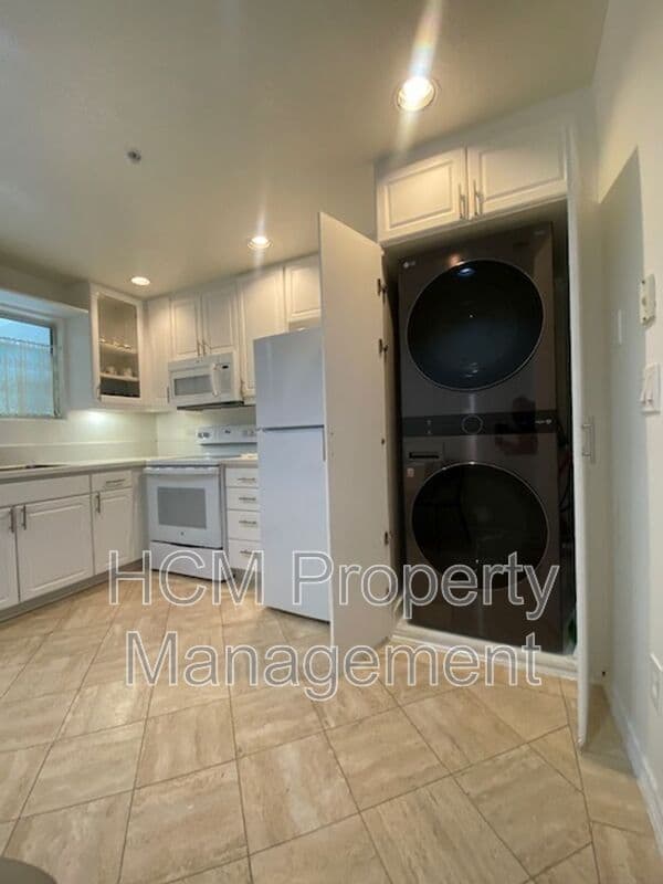 Irvine House: 2233 Martin
