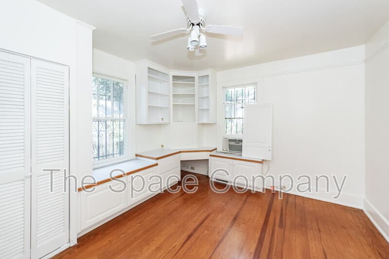 Charleston House: 25 8th Avenue
