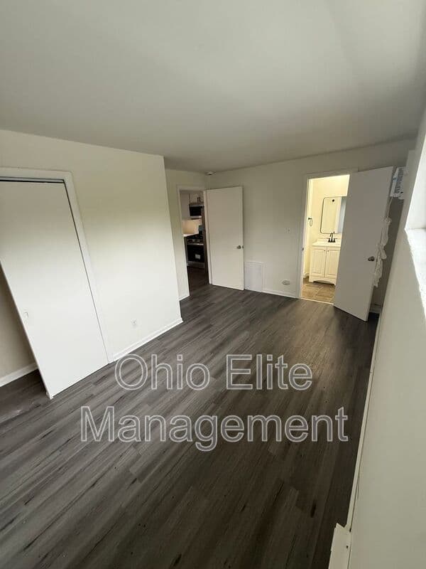 Columbus House: 499 E Columbus St