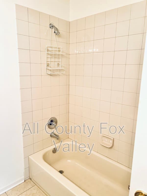 Hoffman Estates Townhome: 6090 Halloran Lane