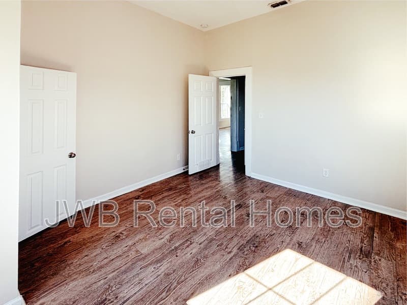 Jacksonville House: 291 Claude St
