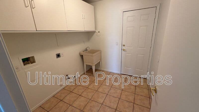 Avondale House: 10539 W Wilshire Dr