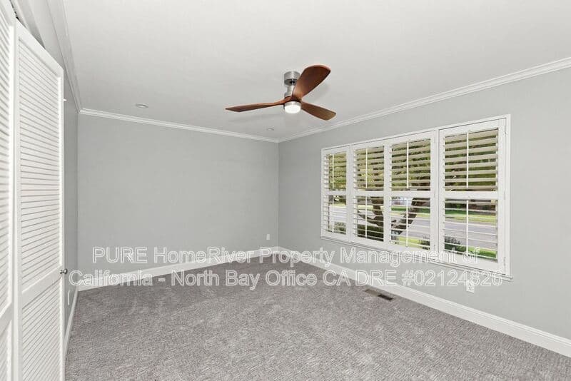 Santa Rosa House: 320 Oak Leaf Cir