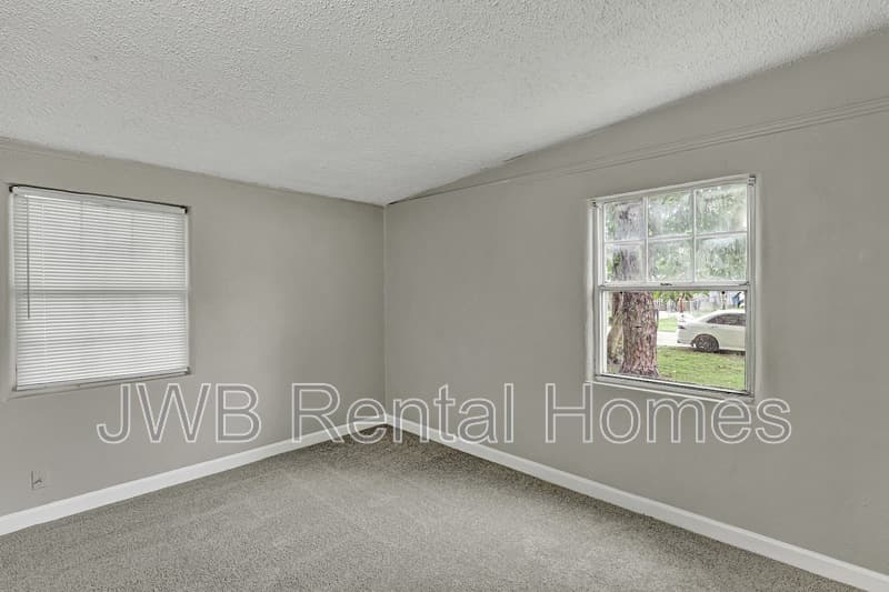 Jacksonville House: 10517 Ashby Rd