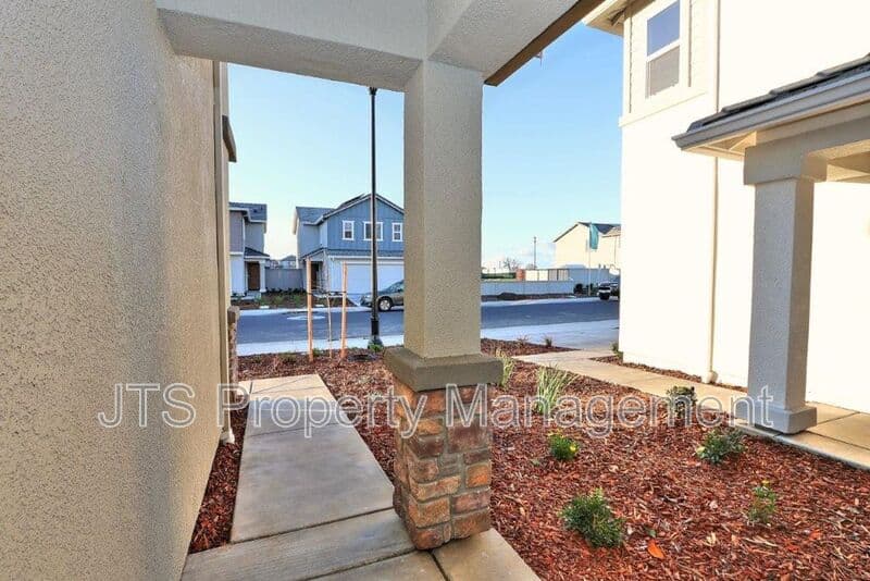 Roseville House: 2049 Shady Tree Circle
