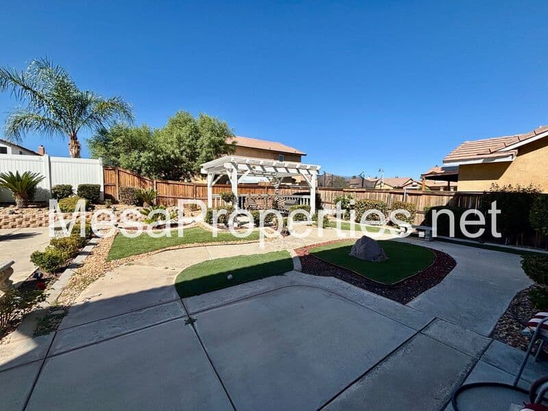 Victorville House: 12604 Sunglow Lane