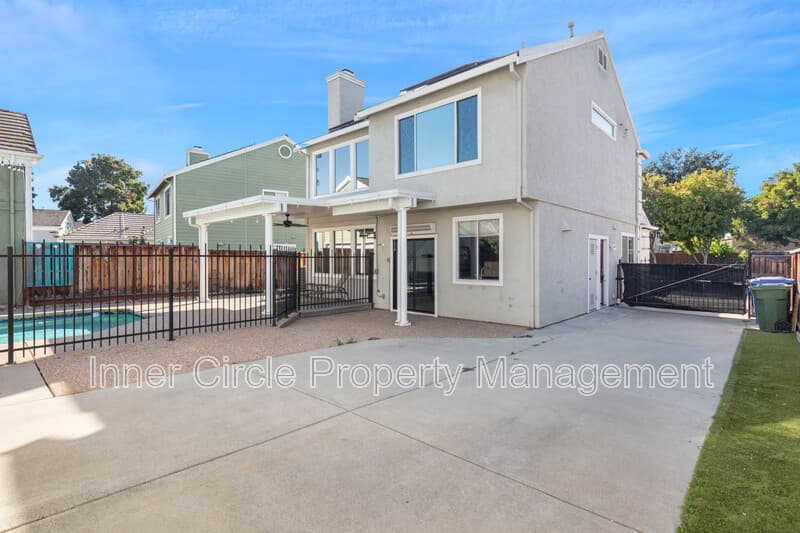Brentwood House: 342 Chaucer Drive
