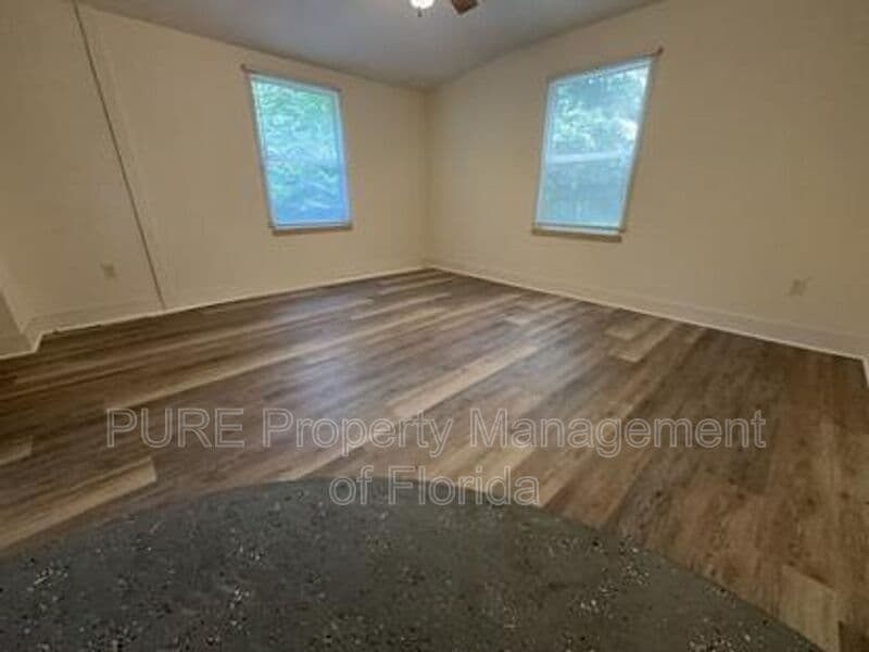 Ocala House: 595 NW 100th St