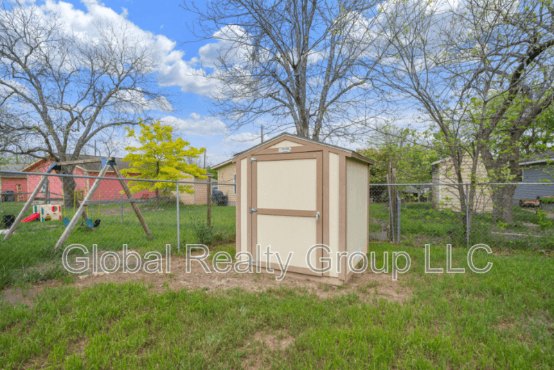 New Braunfels House: 161 S Krueger Ave