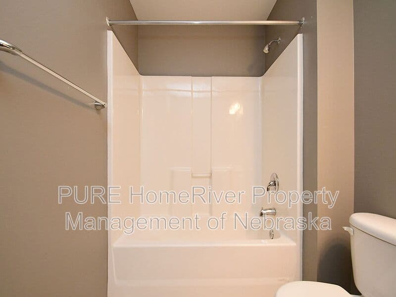 Omaha House: 7460 North 110th Ave